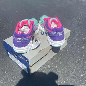 ASICS NWT Gel Size 5 1/2 Kids/Womens Sneakers